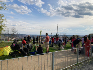 VIDEO: Rodiče s dětmi se sešli na místě bývalého dětského hřiště. Chtějí ho zpátky