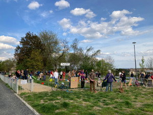 VIDEO: Rodiče s dětmi se sešli na místě bývalého dětského hřiště. Chtějí ho zpátky