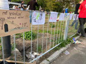 VIDEO: Rodiče s dětmi se sešli na místě bývalého dětského hřiště. Chtějí ho zpátky