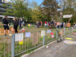 VIDEO: Rodiče s dětmi se sešli na místě bývalého dětského hřiště. Chtějí ho zpátky