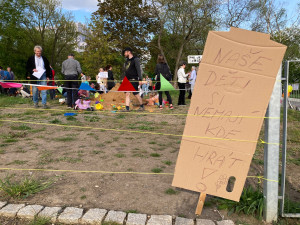 VIDEO: Rodiče s dětmi se sešli na místě bývalého dětského hřiště. Chtějí ho zpátky