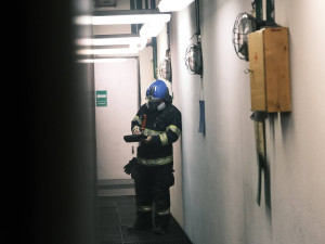 VIDEO: Hasiči zasahovali u požáru v Národním divadle. Hořelo kvůli technické závadě