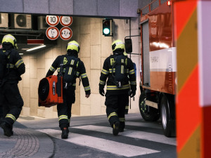 VIDEO: Hasiči zasahovali u požáru v Národním divadle. Hořelo kvůli technické závadě