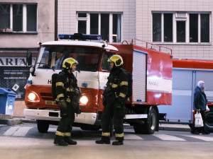 VIDEO: Hasiči zasahovali u požáru v Národním divadle. Hořelo kvůli technické závadě