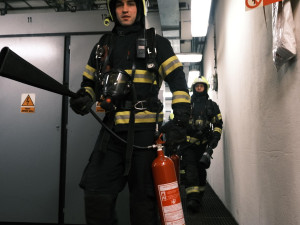 VIDEO: Hasiči zasahovali u požáru v Národním divadle. Hořelo kvůli technické závadě