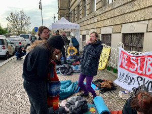 VIDEO: Studentští aktivisté za klima, kteří prošli Prahou, nocovali před ministerstvem