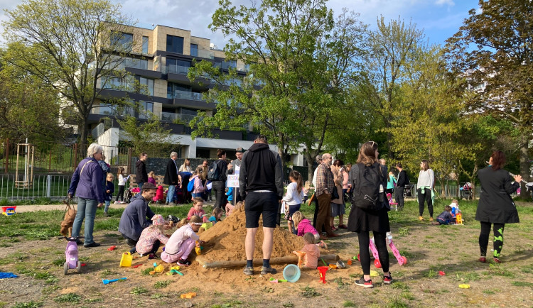 VIDEO: Rodiče s dětmi se sešli na místě bývalého dětského hřiště. Chtějí ho zpátky