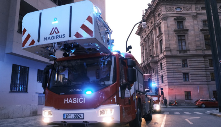 VIDEO: Hasiči zasahovali u požáru v Národním divadle. Hořelo kvůli technické závadě