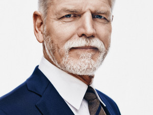 Prezident Pavel dnes představil oficiální portrét, vydány byly i známky