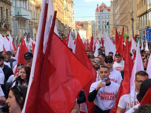 VIDEO: Tisíce fanoušků Slavie prošli Prahou na dnešní derby se Spartou