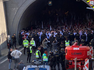 VIDEO: Tisíce fanoušků Slavie prošli Prahou na dnešní derby se Spartou