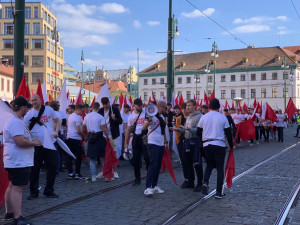 VIDEO: Tisíce fanoušků Slavie prošli Prahou na dnešní derby se Spartou