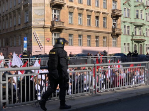 VIDEO: Tisíce fanoušků Slavie prošli Prahou na dnešní derby se Spartou