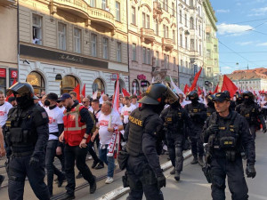 VIDEO: Tisíce fanoušků Slavie prošli Prahou na dnešní derby se Spartou
