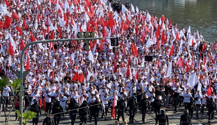 VIDEO: Tisíce fanoušků Slavie prošli Prahou na dnešní derby se Spartou