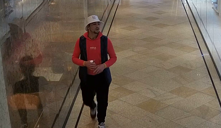 VIDEO: Muž v centru Prahy zaútočil na turistku, bil ji pěstmi a ukradl jí pěněženku