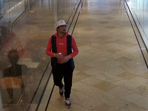 VIDEO: Muž v centru Prahy zaútočil na turistku, bil ji pěstmi a ukradl jí pěněženku