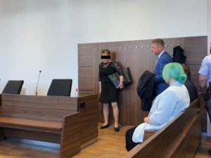 VIDEO: Zubařku obviněnou z vraždy partnera přišly k pražskému soudu podpořit známé. Je oběť domácího násilí, řekly