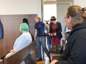VIDEO: Zubařku obviněnou z vraždy partnera přišly k pražskému soudu podpořit známé. Je oběť domácího násilí, řekly