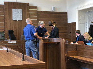 VIDEO: Zubařku obviněnou z vraždy partnera přišly k pražskému soudu podpořit známé. Je oběť domácího násilí, řekly