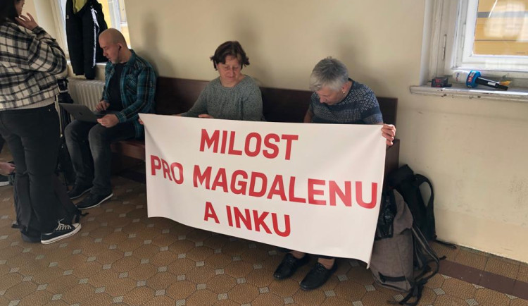 Zubařku obviněnou z vraždy partnera přišly k pražskému soudu podpořit známé. Je oběť domácího násilí, řekly