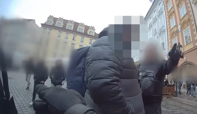 VIDEO: Statný muž žebral v centru Prahy. Strážníci na něj museli použít dvoje pouta