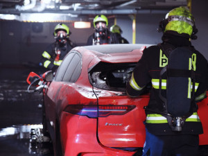 V garážích hořelo elektroauto. Policie kvůli úniku zplodin uzavřela ulici
