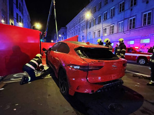 V garážích hořelo elektroauto. Policie kvůli úniku zplodin uzavřela ulici