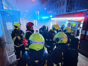 V garážích hořelo elektroauto. Policie kvůli úniku zplodin uzavřela ulici