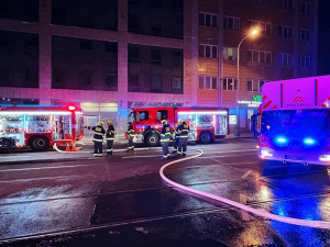 V garážích hořelo elektroauto. Policie kvůli úniku zplodin uzavřela ulici