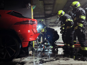 V garážích hořelo elektroauto. Policie kvůli úniku zplodin uzavřela ulici