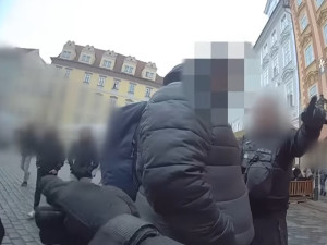 VIDEO: Statný muž žebral v centru Prahy. Strážníci na něj museli použít dvoje pouta