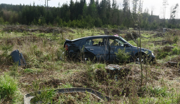 Nehoda u Bílého Kamene: Osmnáctiletý řidič skončil mezi pařezy, jeho spolujezdkyně v brněnské nemocnici