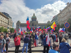 VIDEO: V Praze proběhla demonstrace proti vládě. Sešli se příznivci Vrabela i komunisté