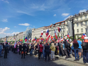 V Praze probíhá demonstrace proti vládě. Sešli se příznivci Vrabela i komunisté