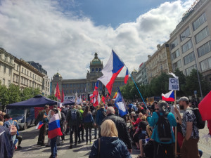 V Praze probíhá demonstrace proti vládě. Sešli se příznivci Vrabela i komunisté