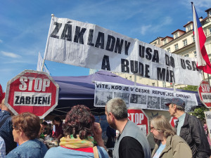 V Praze probíhá demonstrace proti vládě. Sešli se příznivci Vrabela i komunisté