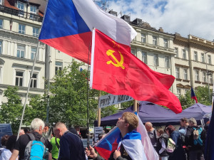 V Praze probíhá demonstrace proti vládě. Sešli se příznivci Vrabela i komunisté