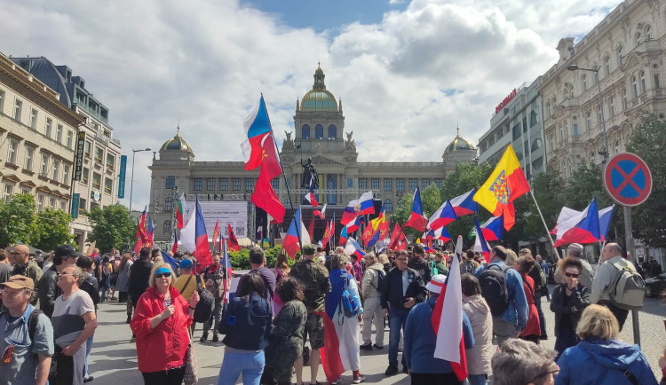 V Praze probíhá demonstrace proti vládě. Sešli se příznivci Vrabela i komunisté