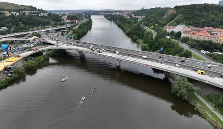 Praha se chystá na další opravy Barrandovského mostu, dopravu omezí už o víkendu