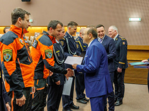 Pražské hasiče a psovody ocenili za pomoc po zemětřesení v Turecku