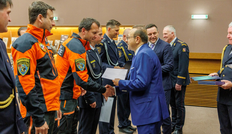 Ocenění získali hasiči, psovodi i tlumočník.