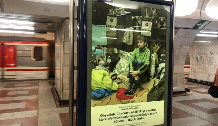 Metro jako bunkr. Výstava v pražských stanicích ukazuje realitu války na Ukrajině