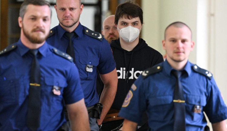 Za vraždu učitele mačetou zvýšil soud mladíkovi trest na 14 let vězení