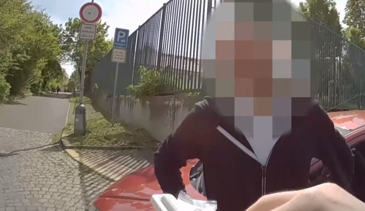 VIDEO: Tři řidiči pod vlivem, jeden z nich bez řidičáku. Pražští strážníci odhalili nebezpečné muže za volantem