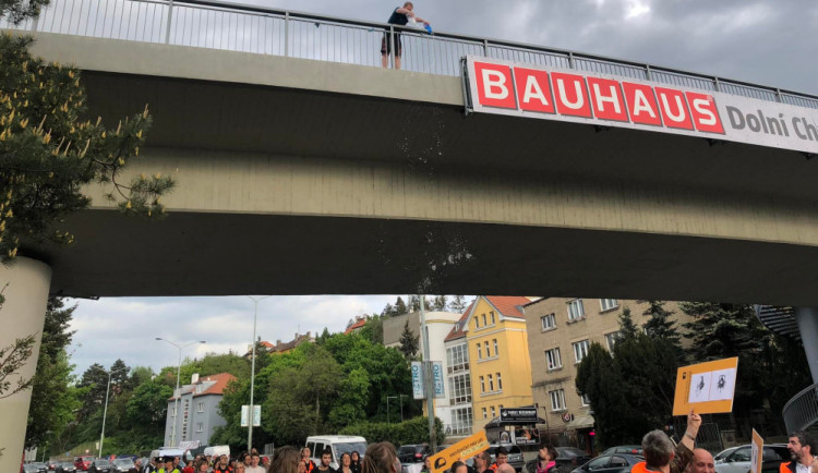 Aktivisté opět vyrazili na pochod mezi auty. Odpůrce je z mostu polil tekutinou