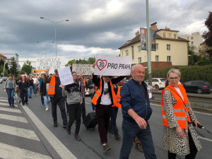 Aktivisté opět vyrazili na pochod mezi auty. Báli se, že bude bez doprovodu policie