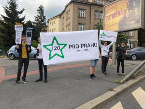 Aktivisté opět vyrazili na pochod mezi auty. Báli se, že bude bez doprovodu policie