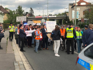 Aktivisté opět vyrazili na pochod mezi auty. Báli se, že bude bez doprovodu policie