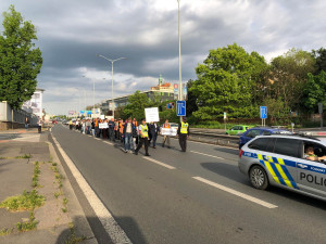 Aktivisté opět vyrazili na pochod mezi auty. Báli se, že bude bez doprovodu policie